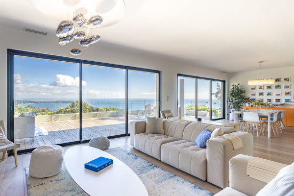 villa in Cannes : Rent this modern villa with a wonderful sea view located in a quiet area. - Photo 3