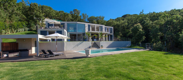villa in St Tropez : Rent a modern villa in L'Escalet area with 6 bedrooms. - Photo 1