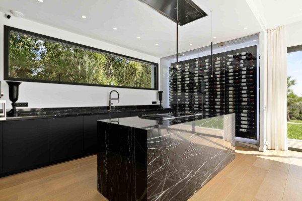 villa in Mougins : Rent stunning newly built 5 bedroom villa in an exclusive area of Mougins with easy access to Cannes - Photo 15