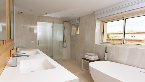 villa in St Tropez : Rent this gorgeous waterfront villa in a prestigious domain in St Tropez - Photo 19