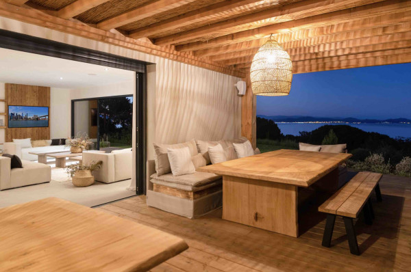 villa in St Tropez : Rent this brand new villa inside 'Les Parcs de Saint Tropez' with a nice sea view and large outdoor space. - Photo 26