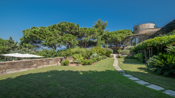 villa in St Tropez : Rent this beautiful 5 bedroom villa located within walking distance to the centre of St Tropez - Photo 11