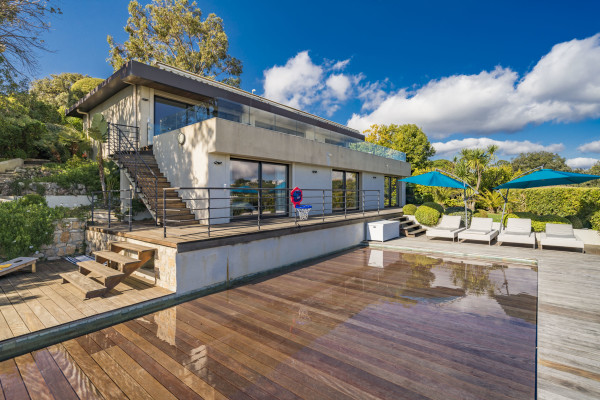 villa in Cannes : Rent this modern villa with a wonderful sea view located in a quiet area. - Photo 32