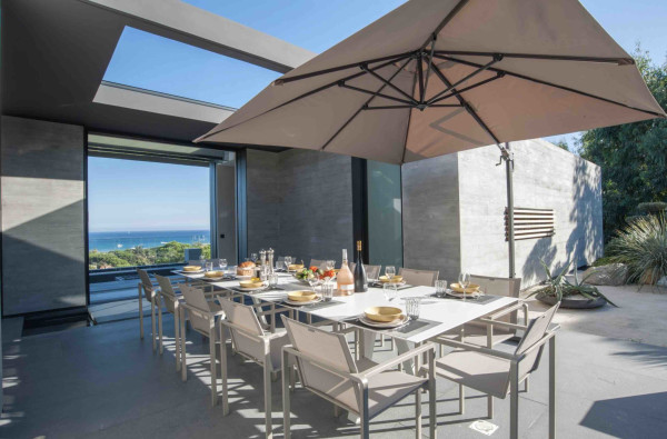 villa in St Tropez : Rent this modern villa located close to the famous Club 55, with a wonderful sea view which can accommodate 12 guests. - Photo 6