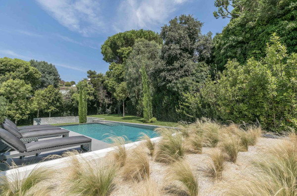 villa in Cannes : Rent this contemporary villa located in a residential area in Cannes. - Photo 22