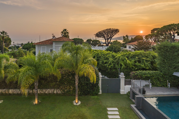 villa in Cap d'Antibes : Rent incredible stunning 5 bedroom villa in on the Cap d'Antibes with manicured gardens and swimming pool - Photo 3