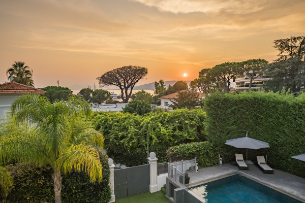 villa in Cap d'Antibes : Rent incredible stunning 5 bedroom villa in on the Cap d'Antibes with manicured gardens and swimming pool - Photo 4