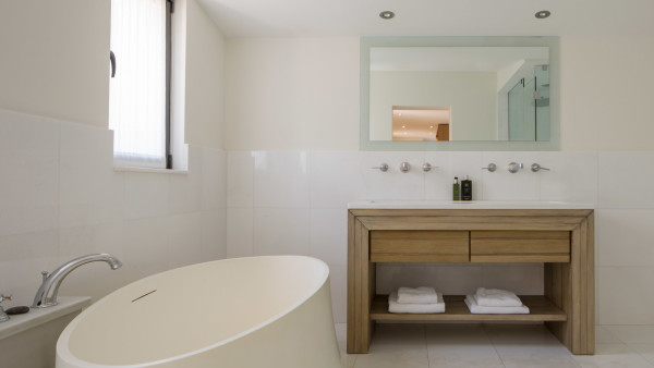 villa in St Tropez : Rent this modern 8 bedroom villa in the centre of St Tropez - Photo 18