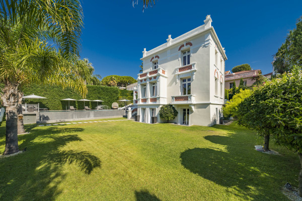 villa in Cap d'Antibes : Rent incredible stunning 5 bedroom villa in on the Cap d'Antibes with manicured gardens and swimming pool - Photo 57