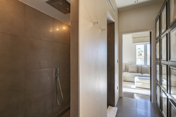 villa in Cap d'Antibes : Rent incredible stunning 5 bedroom villa in on the Cap d'Antibes with manicured gardens and swimming pool - Photo 44