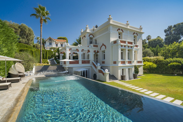 villa in Cap d'Antibes : Rent incredible stunning 5 bedroom villa in on the Cap d'Antibes with manicured gardens and swimming pool - Photo 52