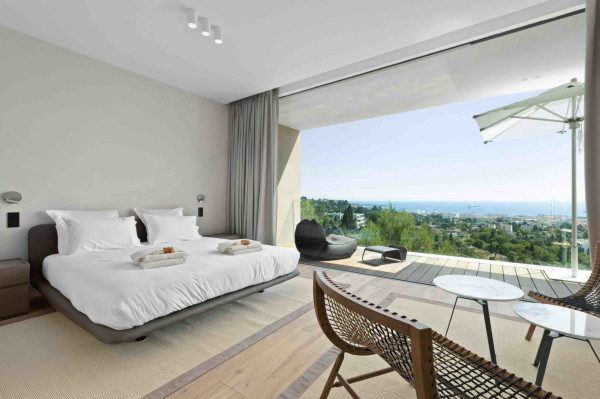 villa in Cannes : Rent this  modern villa few minutes away from the city center, the Croisette and the beaches. - Photo 10