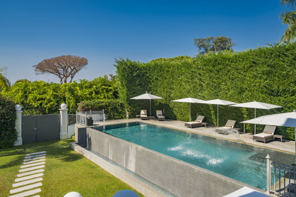 villa in Cap d'Antibes : Rent incredible stunning 5 bedroom villa in on the Cap d'Antibes with manicured gardens and swimming pool - Photo 62