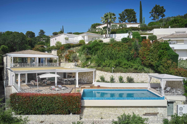 villa in Cannes : Rent this lovely family villa up to the hill in Cannes in a private domain. - Photo 0