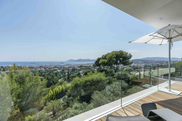 villa in Cannes : Rent this  modern villa few minutes away from the city center, the Croisette and the beaches. - Photo 22