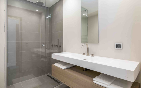 villa in Cannes : Rent this contemporary villa located in a residential area in Cannes. - Photo 11