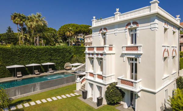 villa in Cap d'Antibes : Rent incredible stunning 5 bedroom villa in on the Cap d'Antibes with manicured gardens and swimming pool - Photo 65