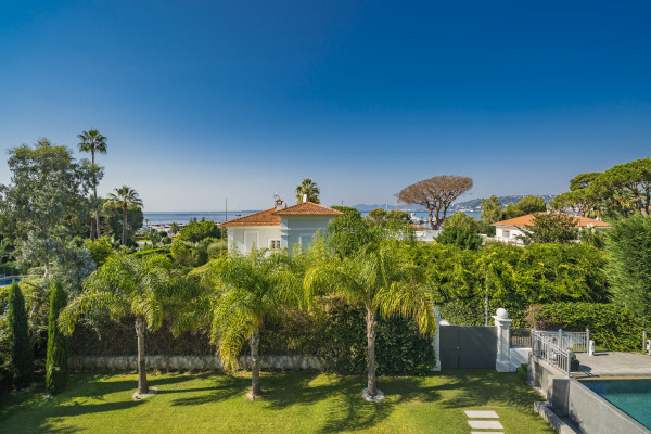 villa in Cap d'Antibes : Rent incredible stunning 5 bedroom villa in on the Cap d'Antibes with manicured gardens and swimming pool - Photo 46