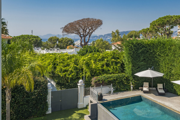 villa in Cap d'Antibes : Rent incredible stunning 5 bedroom villa in on the Cap d'Antibes with manicured gardens and swimming pool - Photo 64