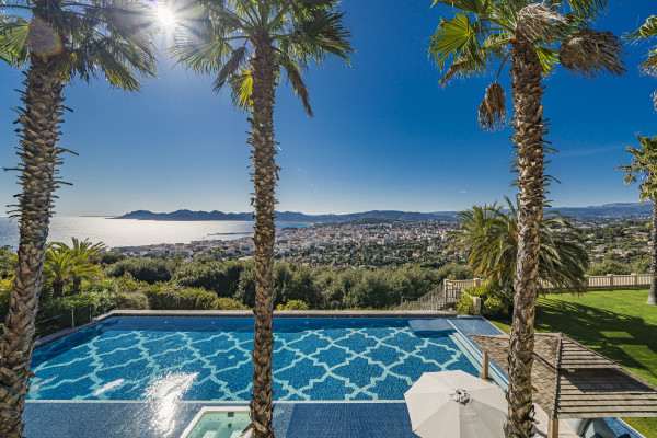 villa in Cannes : Rent Southern Europes most exclusive and stunning villa with 9 bedrooms, panoramic sea views and the height of Luxury - Photo 104