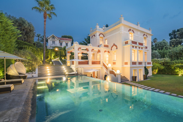 villa in Cap d'Antibes : Rent incredible stunning 5 bedroom villa in on the Cap d'Antibes with manicured gardens and swimming pool - Photo 1