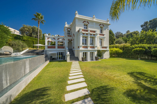 villa in Cap d'Antibes : Rent incredible stunning 5 bedroom villa in on the Cap d'Antibes with manicured gardens and swimming pool - Photo 55
