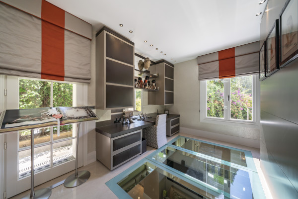villa in Cap d'Antibes : Rent incredible stunning 5 bedroom villa in on the Cap d'Antibes with manicured gardens and swimming pool - Photo 33