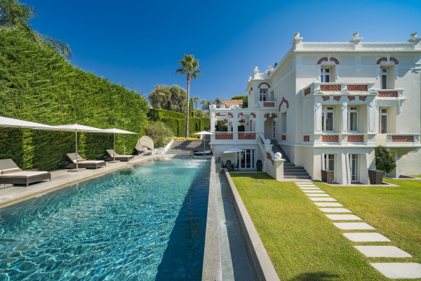 villa in Cap d'Antibes : Rent incredible stunning 5 bedroom villa in on the Cap d'Antibes with manicured gardens and swimming pool - Photo 54