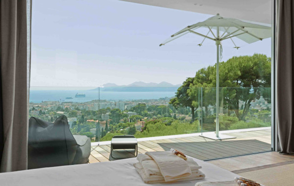 villa in Cannes : Rent this  modern villa few minutes away from the city center, the Croisette and the beaches. - Photo 19