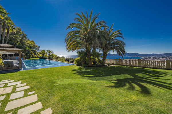villa in Cannes : Rent Southern Europes most exclusive and stunning villa with 9 bedrooms, panoramic sea views and the height of Luxury - Photo 97