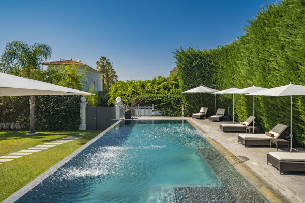 villa in Cap d'Antibes : Rent incredible stunning 5 bedroom villa in on the Cap d'Antibes with manicured gardens and swimming pool - Photo 48