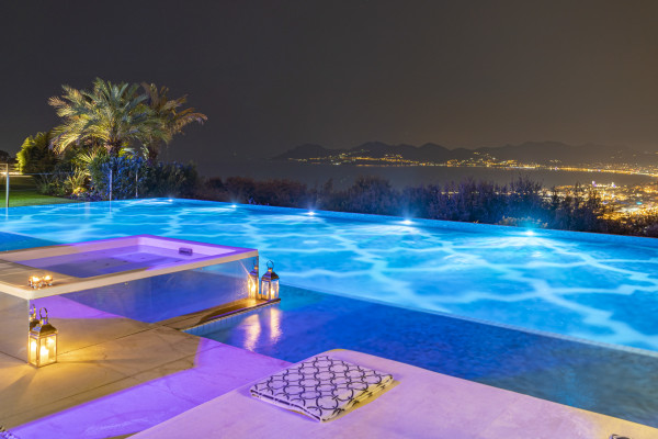 villa in Cannes : Rent Southern Europes most exclusive and stunning villa with 9 bedrooms, panoramic sea views and the height of Luxury - Photo 4