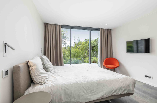 villa in Cannes : Rent this contemporary villa located in a residential area in Cannes. - Photo 8