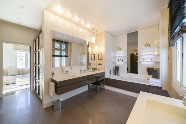 villa in Cap d'Antibes : Rent incredible stunning 5 bedroom villa in on the Cap d'Antibes with manicured gardens and swimming pool - Photo 43