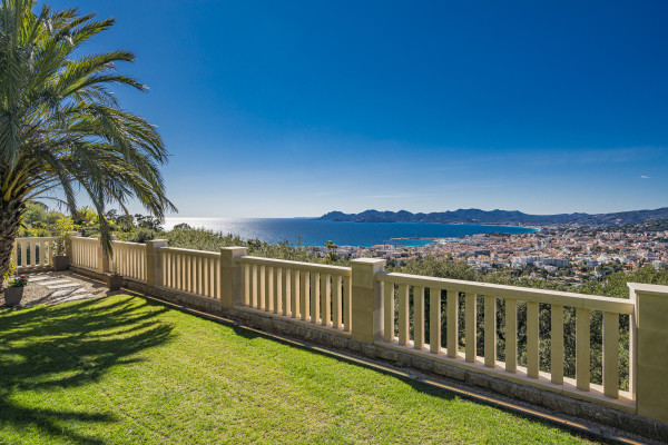 villa in Cannes : Rent Southern Europes most exclusive and stunning villa with 9 bedrooms, panoramic sea views and the height of Luxury - Photo 100