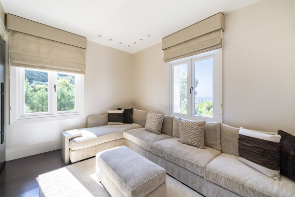villa in Cap d'Antibes : Rent incredible stunning 5 bedroom villa in on the Cap d'Antibes with manicured gardens and swimming pool - Photo 40