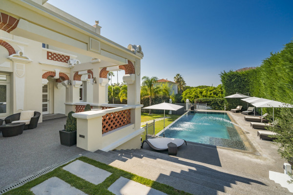 villa in Cap d'Antibes : Rent incredible stunning 5 bedroom villa in on the Cap d'Antibes with manicured gardens and swimming pool - Photo 59