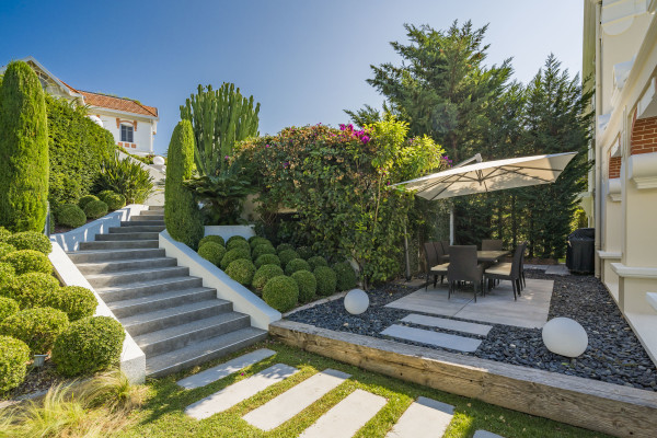 villa in Cap d'Antibes : Rent incredible stunning 5 bedroom villa in on the Cap d'Antibes with manicured gardens and swimming pool - Photo 49