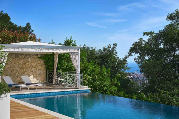 villa in Cannes : Rent this lovely family villa up to the hill in Cannes in a private domain. - Photo 1