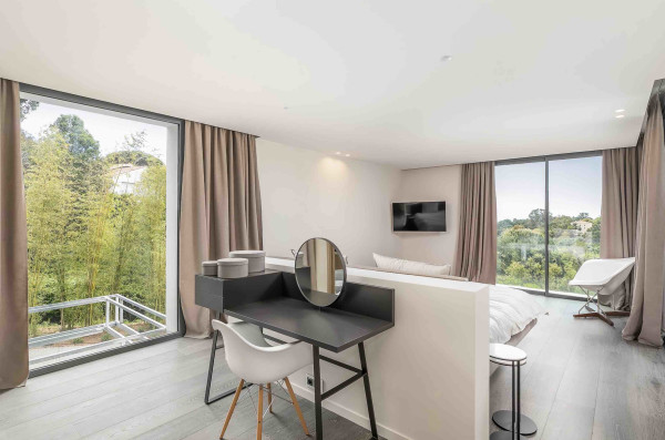 villa in Cannes : Rent this contemporary villa located in a residential area in Cannes. - Photo 9