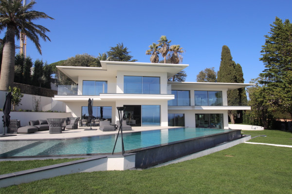 villa in Cannes : Rent this brand new villa located in the residential area of Super Cannes. - Photo 0