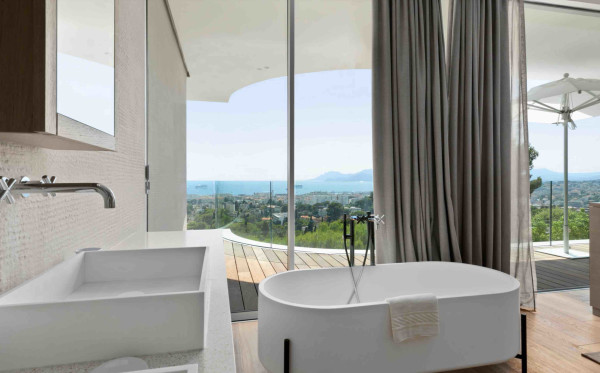 villa in Cannes : Rent this  modern villa few minutes away from the city center, the Croisette and the beaches. - Photo 16