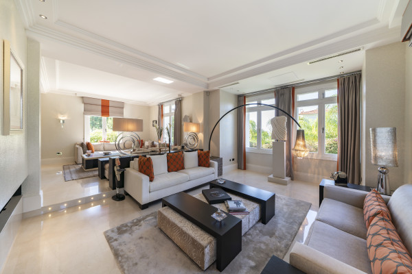 villa in Cap d'Antibes : Rent incredible stunning 5 bedroom villa in on the Cap d'Antibes with manicured gardens and swimming pool - Photo 26