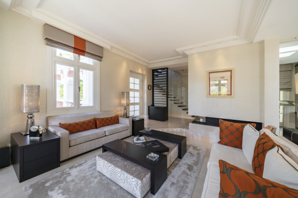 villa in Cap d'Antibes : Rent incredible stunning 5 bedroom villa in on the Cap d'Antibes with manicured gardens and swimming pool - Photo 32