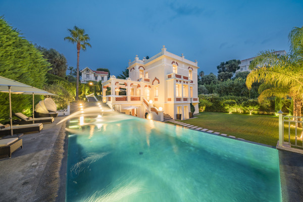 villa in Cap d'Antibes : Rent incredible stunning 5 bedroom villa in on the Cap d'Antibes with manicured gardens and swimming pool - Photo 72