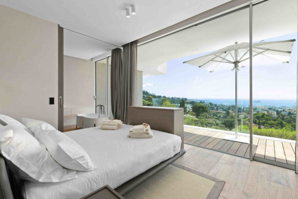 villa in Cannes : Rent this  modern villa few minutes away from the city center, the Croisette and the beaches. - Photo 14