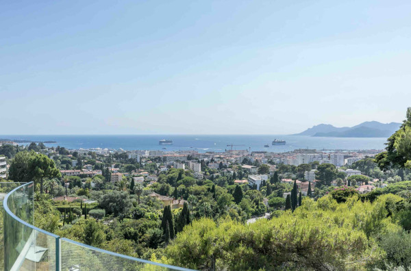 villa in Cannes : Rent this  modern villa few minutes away from the city center, the Croisette and the beaches. - Photo 2