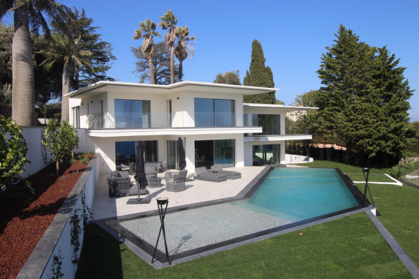 villa in Cannes : Rent this brand new villa located in the residential area of Super Cannes. - Photo 2