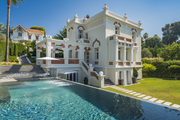 villa in Cap d'Antibes : Rent incredible stunning 5 bedroom villa in on the Cap d'Antibes with manicured gardens and swimming pool - Photo 58