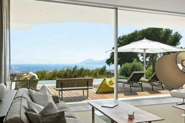 villa in Cannes : Rent this  modern villa few minutes away from the city center, the Croisette and the beaches. - Photo 7